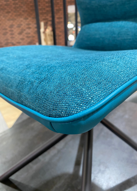 chaise bleu pétrole pieds métal en tissu design - Souffle d'intérieur