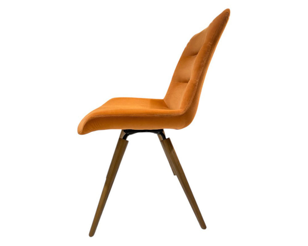 Chaise en velours orange pivotante pieds bois - Souffle d'intérieur