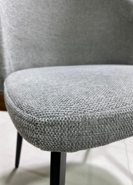 chaise grise de salle a manger en tissu design - Souffle d'intérieur