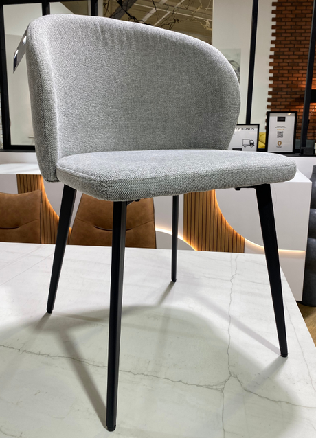 chaise grise de salle a manger en tissu design - Souffle d'intérieur