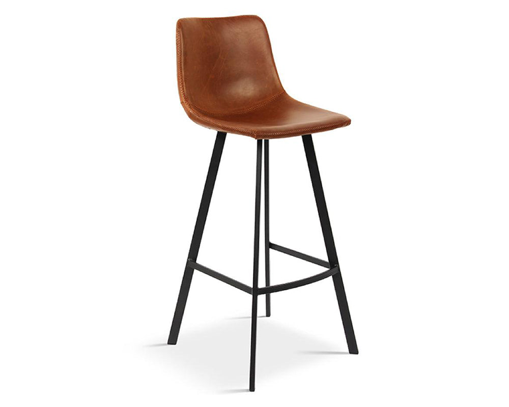 Tabouret de bar industriel pieds métal marron sur un carrelage gris clair - SOUFFLE d'intérieur