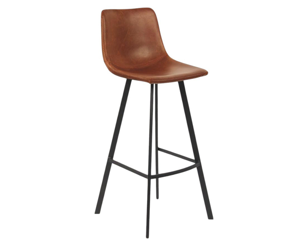 Tabouret de bar industriel pieds métal marron sur un carrelage gris clair - SOUFFLE d'intérieur