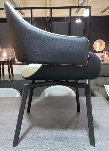 Chaise noir et blanche pivotante en simili cuir avec accoudoirs