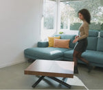 Démonstration d'une table basse relevable et extensible bois design - Altacom - Souffle d'intérieur