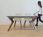 Table en verre extensible au design moderne avec pieds en bois 