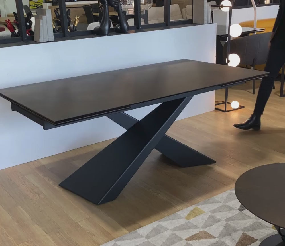 démonstration d'une table céramique extensible céramique 