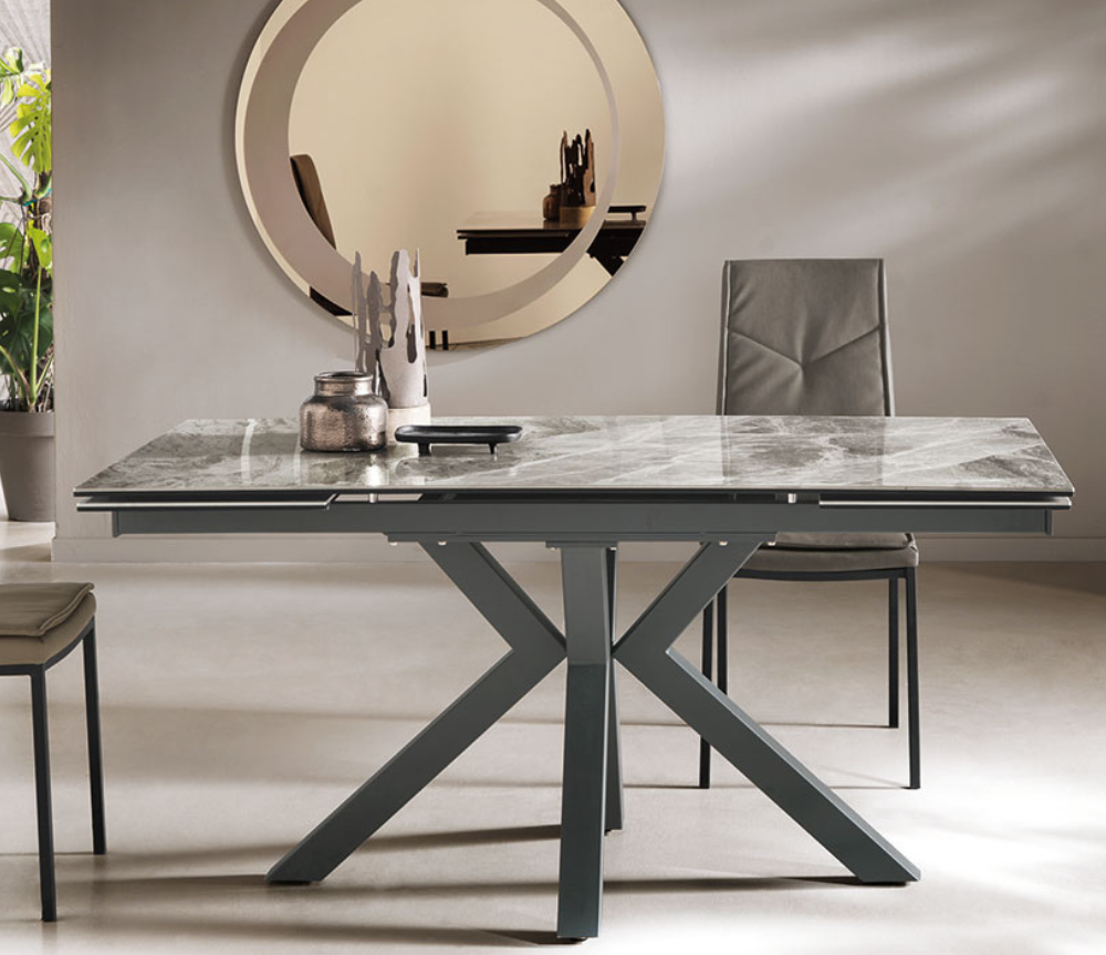 table ceramique marbre gris clair brillanr extensible design pieds central métal - Souffle d'intérieur