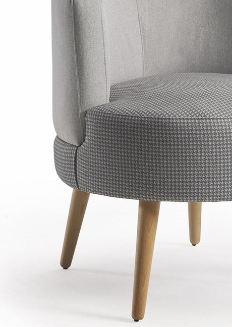 Fauteuil crapaud en tissu gris clair pieds bois - Souffle d'intérieur