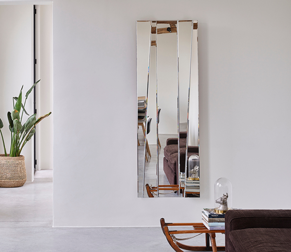 Une Chambre Contemporaine Lumineuse Avec Des Miroirs Dans Sa Décoration  Intérieure