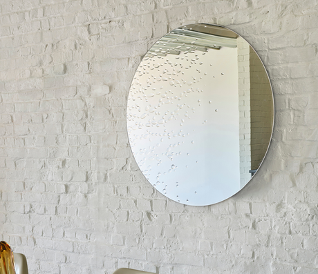 miroir rond design sur un mur brique - Souffle d'intérieur 